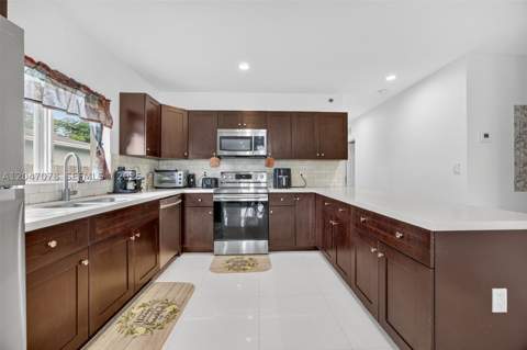344 SW 3rd St, Florida City FL - photo 7 of 35