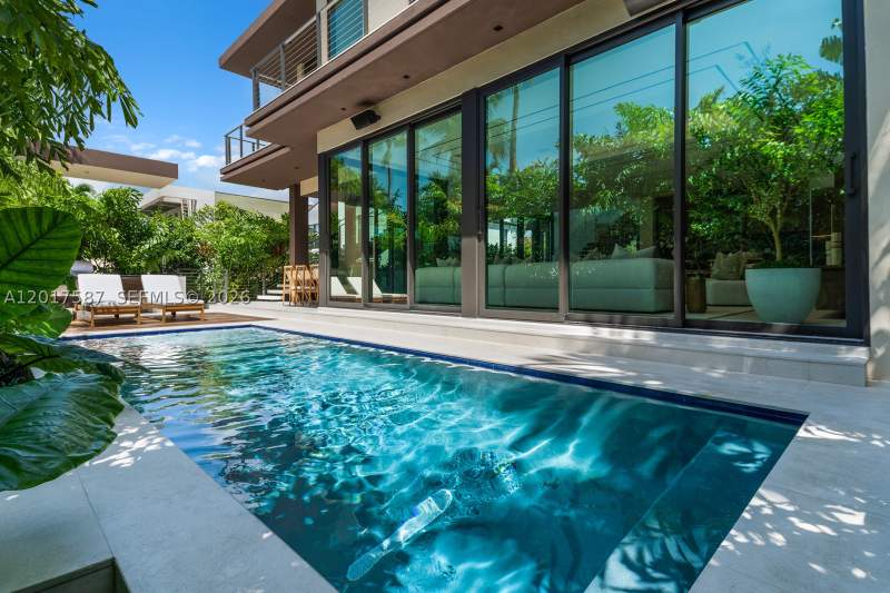 4 bedroom SingleFamilyResidence at 3045 N Bay Rd, Amd Plat Of Sunset Lake S, Miami Beach — photo 3