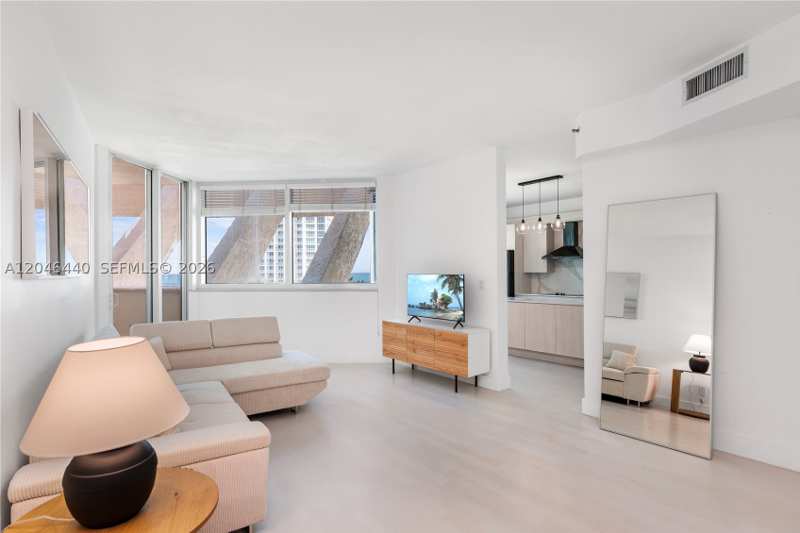 1 bedroom Condominium at 300 S Pointe Dr 907, Portofino Tower Condo, Miami Beach — photo 1