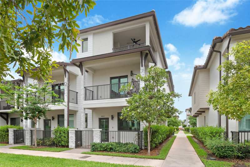 4 bedroom SingleFamilyResidence at 4605 NW 83rd Path, Downtown Doral South Phas, Doral — photo 1