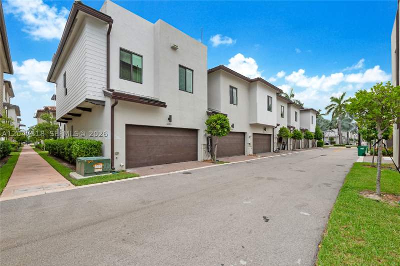 4 bedroom SingleFamilyResidence at 4605 NW 83rd Path, Downtown Doral South Phas, Doral — photo 2