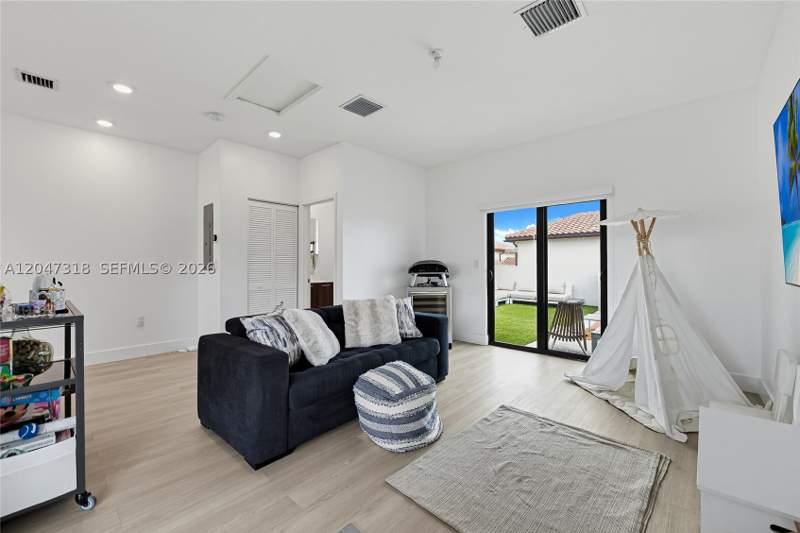 4 bedroom SingleFamilyResidence at 4605 NW 83rd Path, Downtown Doral South Phas, Doral — photo 5