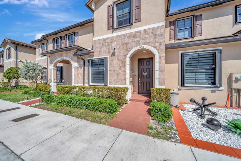 3 bedroom Townhouse at 11295 W 34th Way, Aquabella North, Hialeah — photo 3