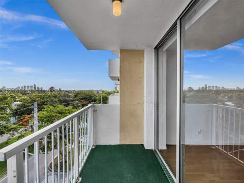 2020 NE 135th St 601, North Miami FL - photo 13 of 30