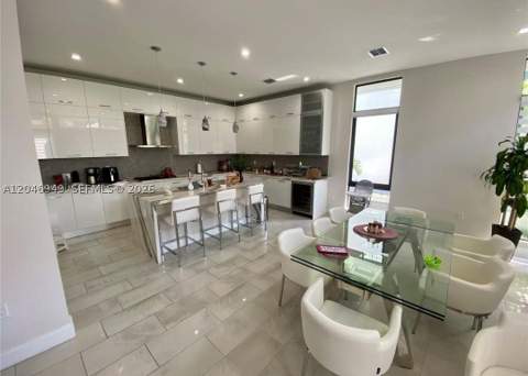 8256 NW 48th ter, Doral FL - photo 6 of 32