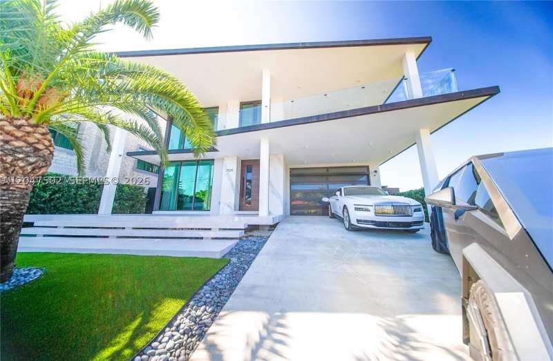 6 bedroom SingleFamilyResidence at 7520 W Treasure Dr, Treasure Island, North Bay Village — photo 1
