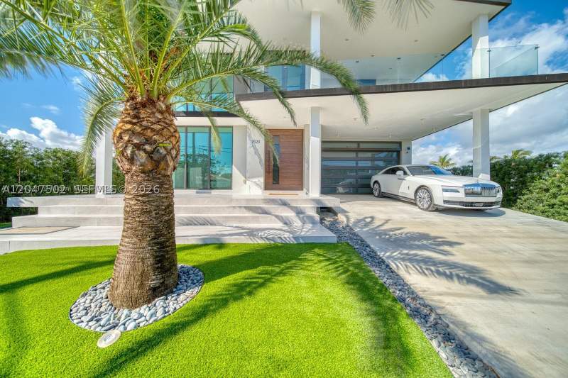 6 bedroom SingleFamilyResidence at 7520 W Treasure Dr, Treasure Island, North Bay Village — photo 3