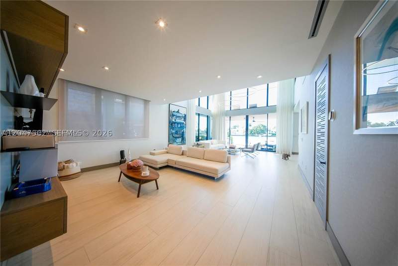 6 bedroom SingleFamilyResidence at 7520 W Treasure Dr, Treasure Island, North Bay Village — photo 4