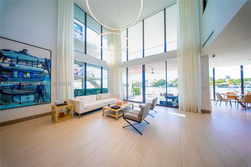 6 bedroom SingleFamilyResidence at 7520 W Treasure Dr, Treasure Island, North Bay Village — photo 5