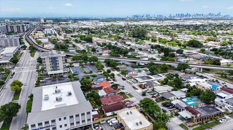 4 bedroom SingleFamilyResidence at 525 E 24th St, 6th Addn To Hialeah, Hialeah — photo 4