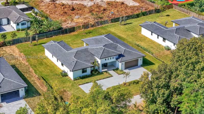 5 bedroom SingleFamilyResidence at 23120 SW 154 Ct, Griffing Silver Palm, Miami — photo 1