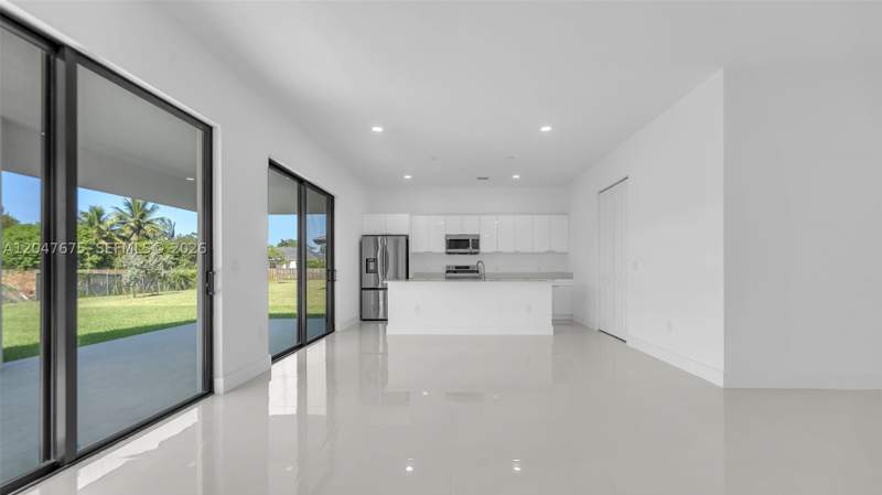 5 bedroom SingleFamilyResidence at 23120 SW 154 Ct, Griffing Silver Palm, Miami — photo 4
