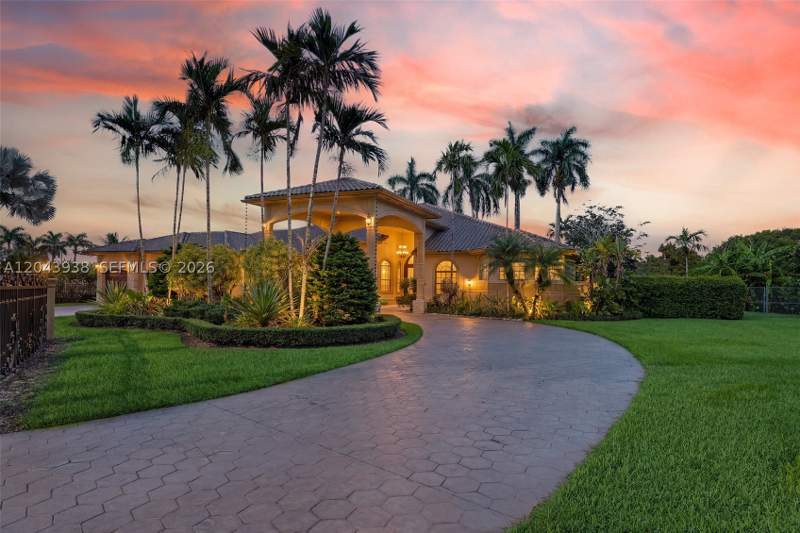 4 bedroom SingleFamilyResidence at 29482 SW 193rd Ct, Biscado Ests Sec 1, Homestead — photo 2