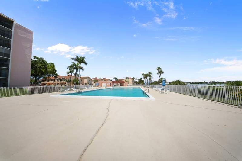 2 bedroom Condominium at 20860 San Simeon Way 109-6, Lakeview Of The Calf Club, Miami — photo 3