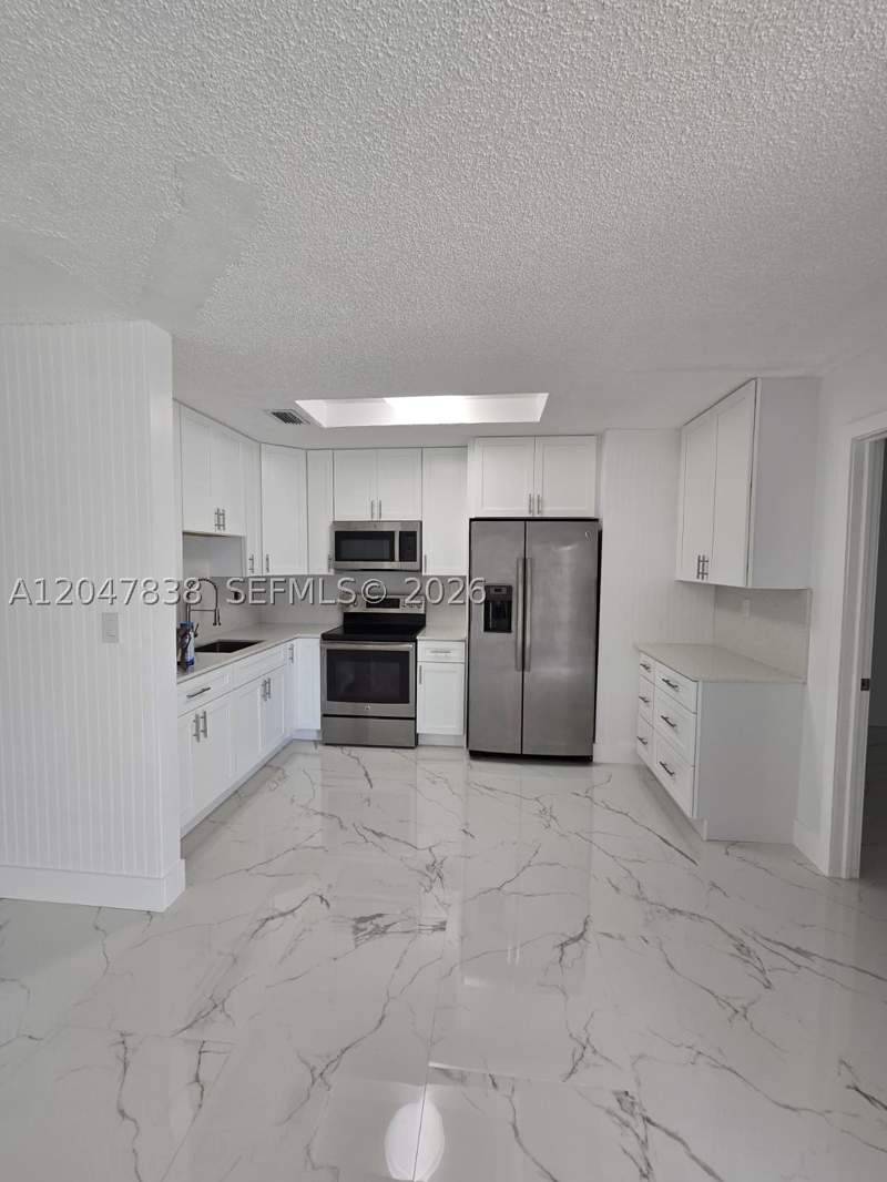 6 bedroom SingleFamilyResidence at 13470 SW 24th St, Comanche Sub, Miami — photo 4