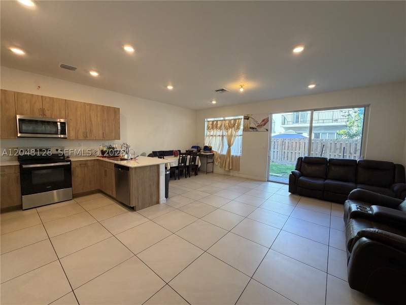 4 bedroom Townhouse at 159 NE 13th Ter, Parker Point Townhouse, Homestead — photo 2