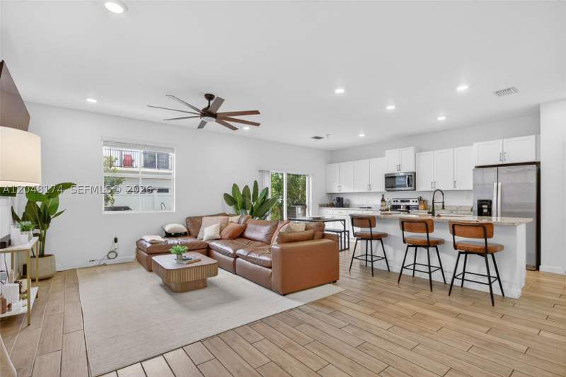 4 bedroom Townhouse at 826 SE 17th St, Cedar At Keys Gate, Homestead — photo 4