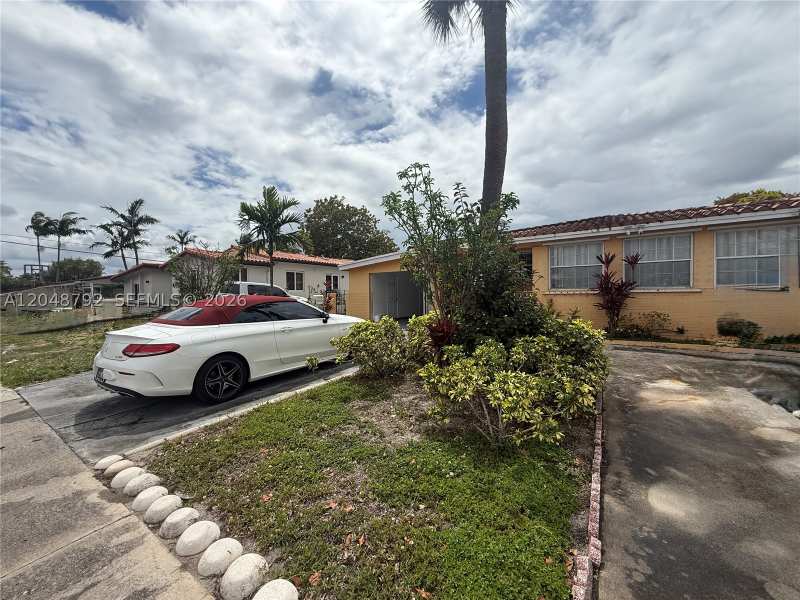 4 bedroom SingleFamilyResidence at 4470 W 1st Ave, Bradley Park, Hialeah — photo 1