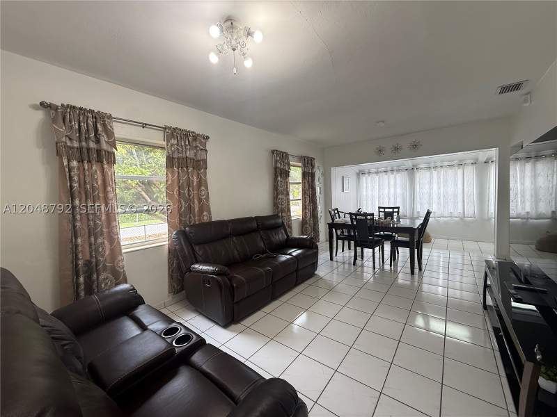 4 bedroom SingleFamilyResidence at 4470 W 1st Ave, Bradley Park, Hialeah — photo 2