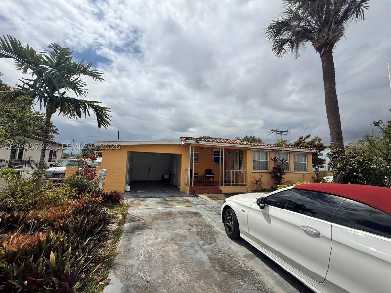 4 bedroom SingleFamilyResidence at 4470 W 1st Ave, Bradley Park, Hialeah — photo 3