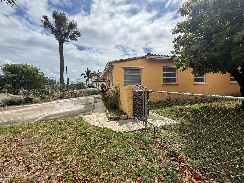4 bedroom SingleFamilyResidence at 4470 W 1st Ave, Bradley Park, Hialeah — photo 5