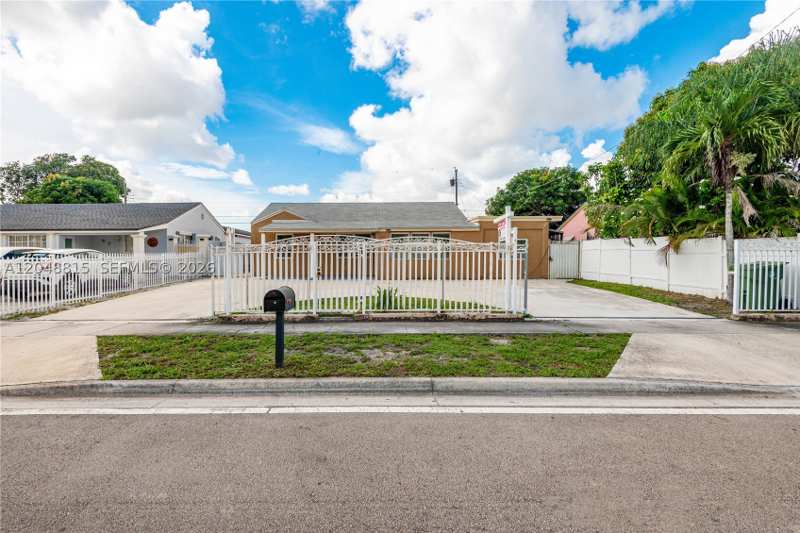 5 bedroom SingleFamilyResidence at 750 NE 4th Pl, Essex Village-Third Addit, Hialeah — photo 1