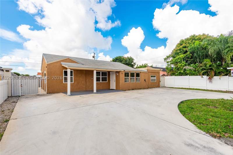 5 bedroom SingleFamilyResidence at 750 NE 4th Pl, Essex Village-Third Addit, Hialeah — photo 2