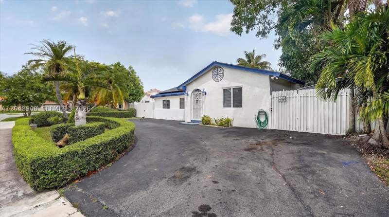 5 bedroom SingleFamilyResidence at 15022 SW 67th Ln, Lake Marks At Westwind, Miami — photo 2