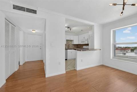 7118 Bonita Dr 705, Miami Beach FL - photo 6 of 32