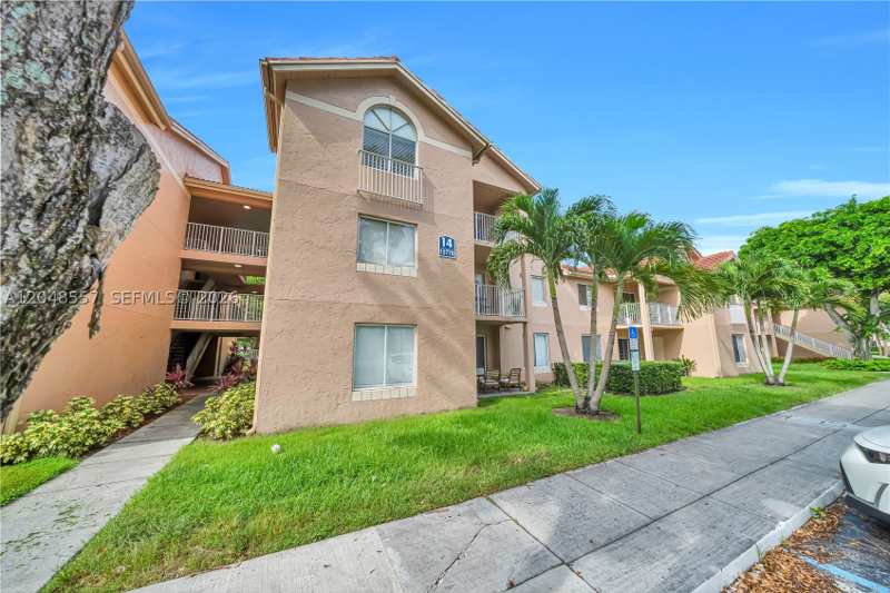 2 bedroom Condominium at 15770 SW 106th Ter 106, Royal Palm Place, Miami — photo 1