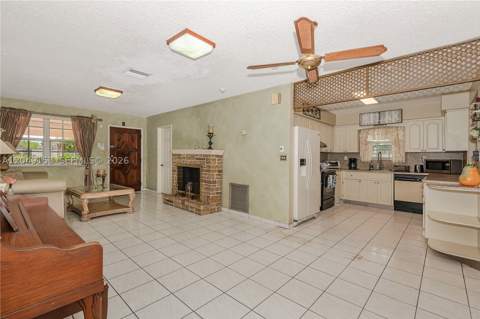 292 W 39th Pl, Hialeah FL - photo 8 of 39
