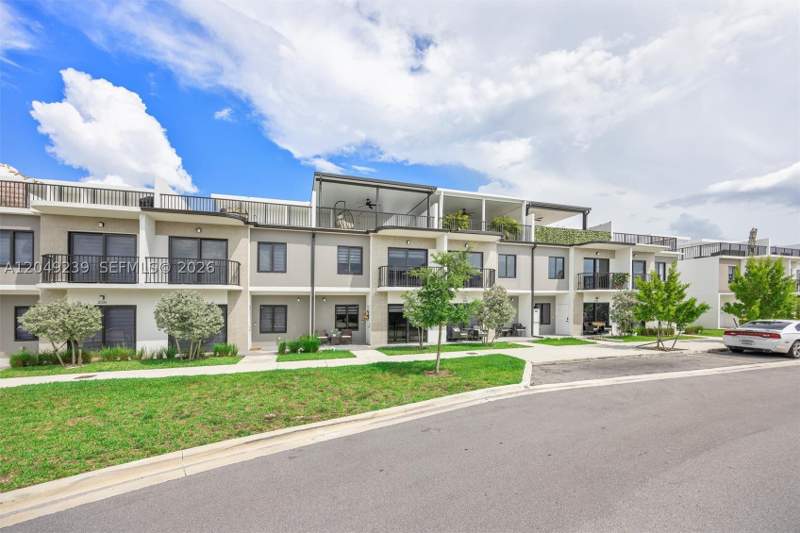 4 bedroom Townhouse at 26122 SW 146th Ave, Grandeville Place, Homestead — photo 2