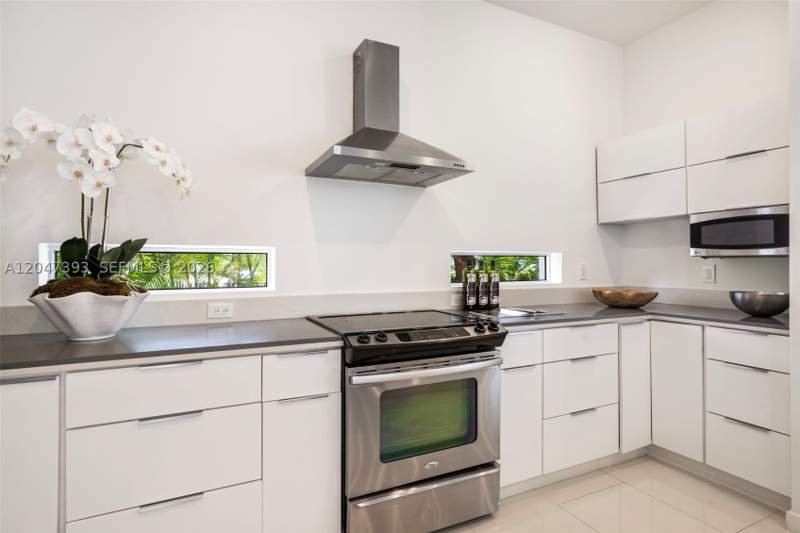 3 bedroom SingleFamilyResidence at 3253 Mcdonald St, 3251-53 SW 32 Ave Condo, Miami — photo 5