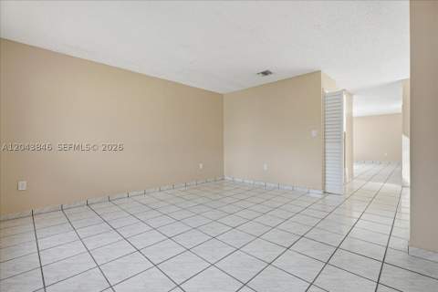 10528 SW 69th Ter, Miami FL - photo 9 of 39