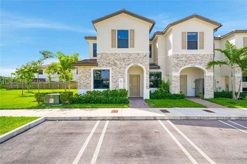 3 bedroom Townhouse at 23225 SW 128th Ave, Kendall Assemblage South, Miami — photo 2