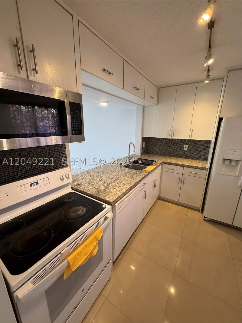 2 bedroom Condominium at 8625 NW 8th St 420, Fox Chase Condo #2, Miami — photo 5