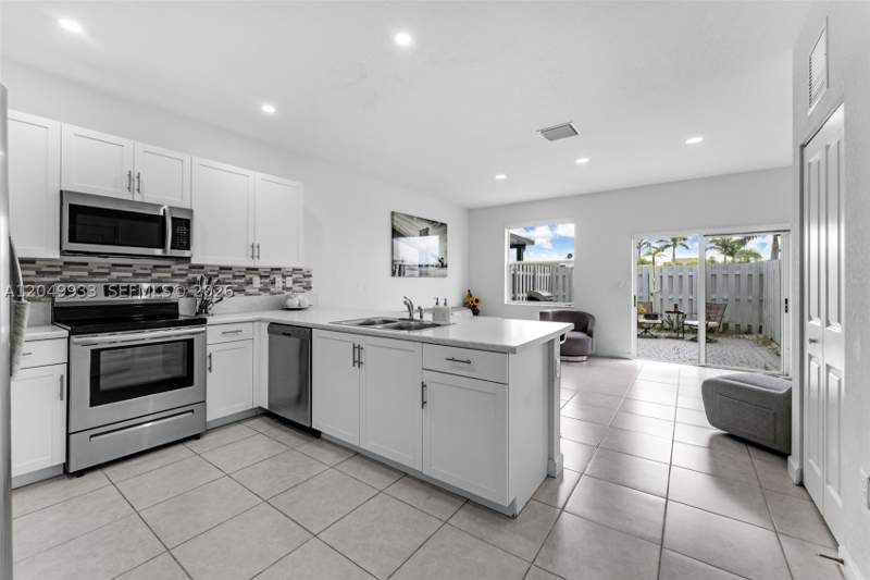 3 bedroom Townhouse at 1461 SE 26th Rd, Homestead Park Of Commerc, Homestead — photo 4