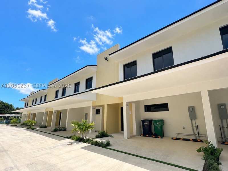 3 bedroom Townhouse at 552 NW 7th St 6, Sunnyland Park No 2, Florida City — photo 1