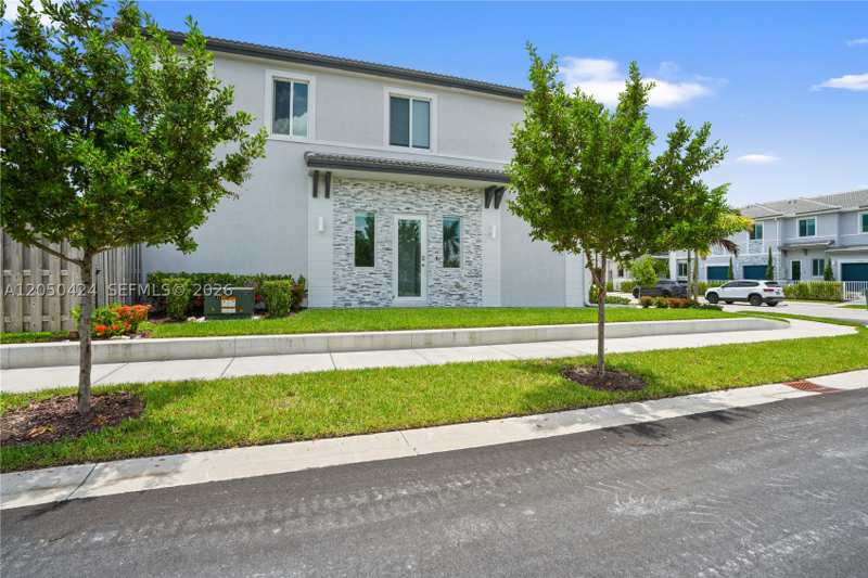4 bedroom Townhouse at 715 SE 15th St ., Terra Sol, Homestead — photo 1