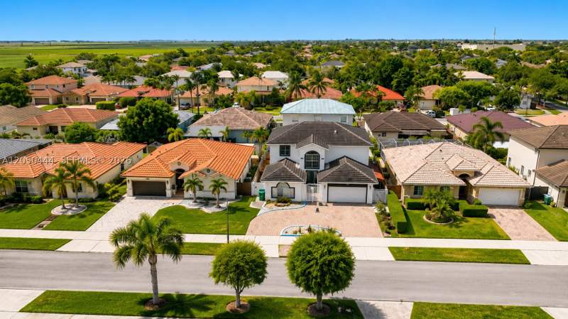 6 bedroom SingleFamilyResidence at 16075 SW 149th Ter, Shoreway Sub, Miami — photo 5