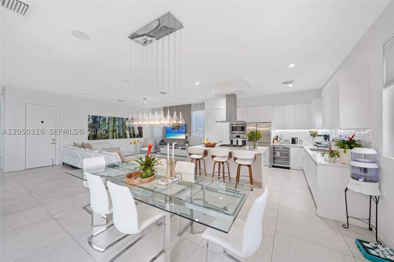 6 bedroom SingleFamilyResidence at 7515 NW 99th Ave, Doral Commons Residential, Doral — photo 4
