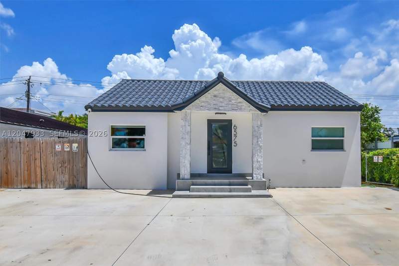 3 bedroom SingleFamilyResidence at 6575 SW 39th Ter, Central Miami Part 2, Miami — photo 2