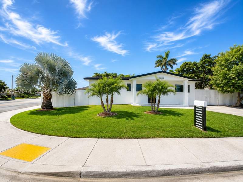 3 bedroom SingleFamilyResidence at 11820 SW 223rd St, Marcia-Jane Sub, Miami — photo 2
