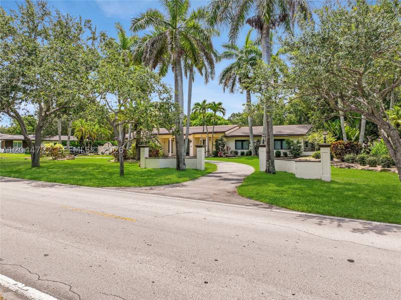 6 bedroom SingleFamilyResidence at 6255 SW 120th St, Cochrane Park, Pinecrest — photo 2