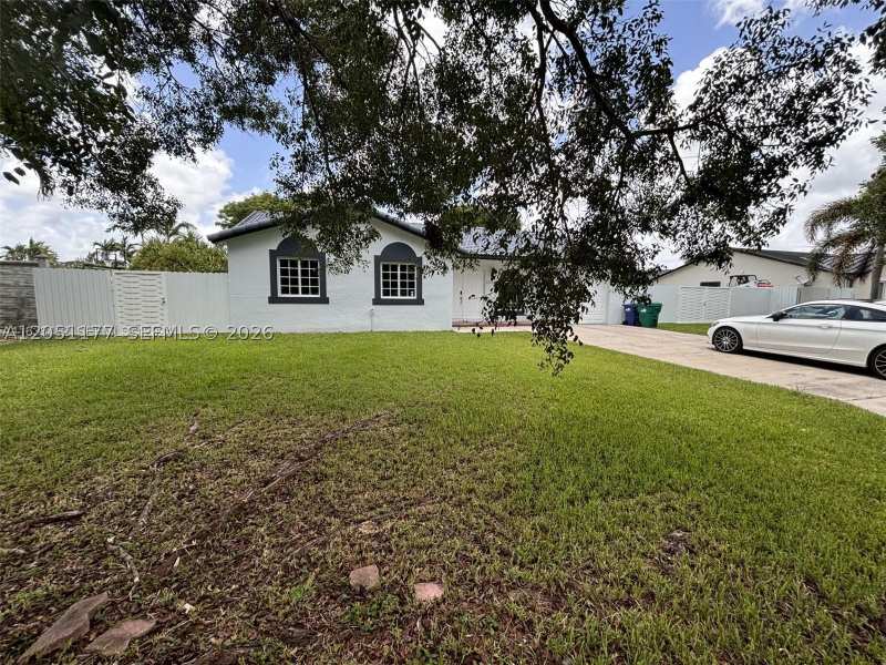 4 bedroom SingleFamilyResidence at 22262 SW 127th Pl, Estate Homes 2nd Addn, Miami — photo 1
