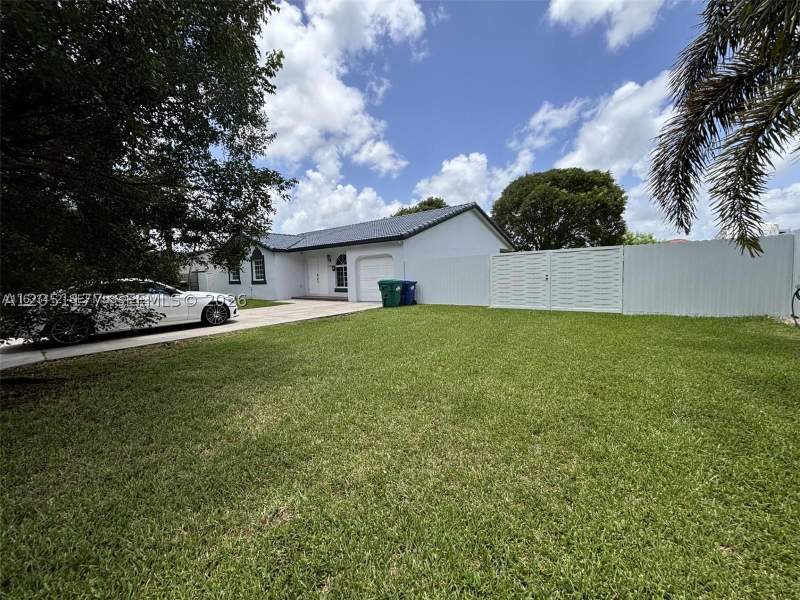 4 bedroom SingleFamilyResidence at 22262 SW 127th Pl, Estate Homes 2nd Addn, Miami — photo 2