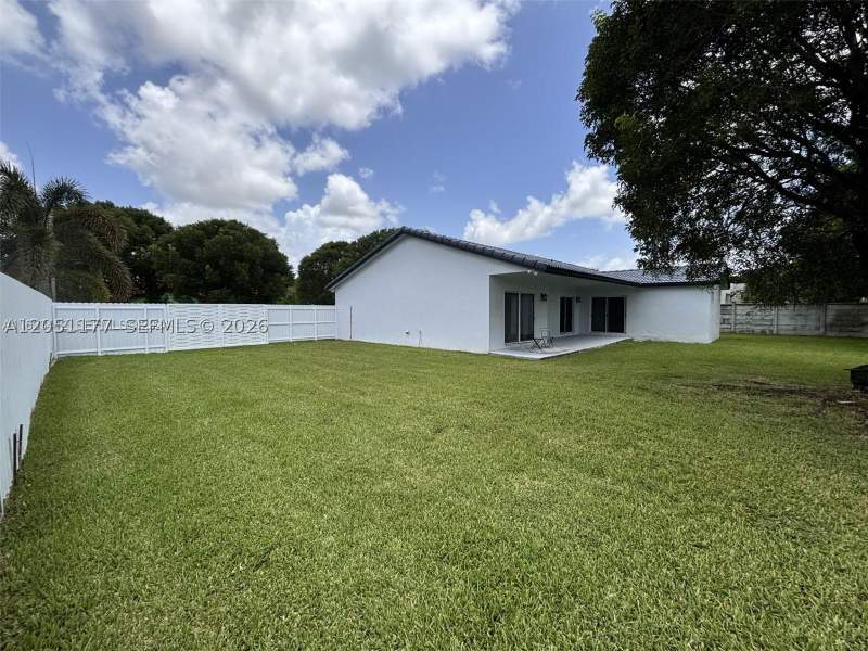 4 bedroom SingleFamilyResidence at 22262 SW 127th Pl, Estate Homes 2nd Addn, Miami — photo 3