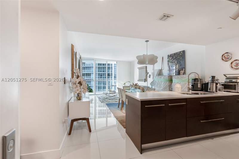 1 bedroom Condominium at 475 Brickell Ave 3111, Iconbrickell Condo No 1, Miami — photo 4