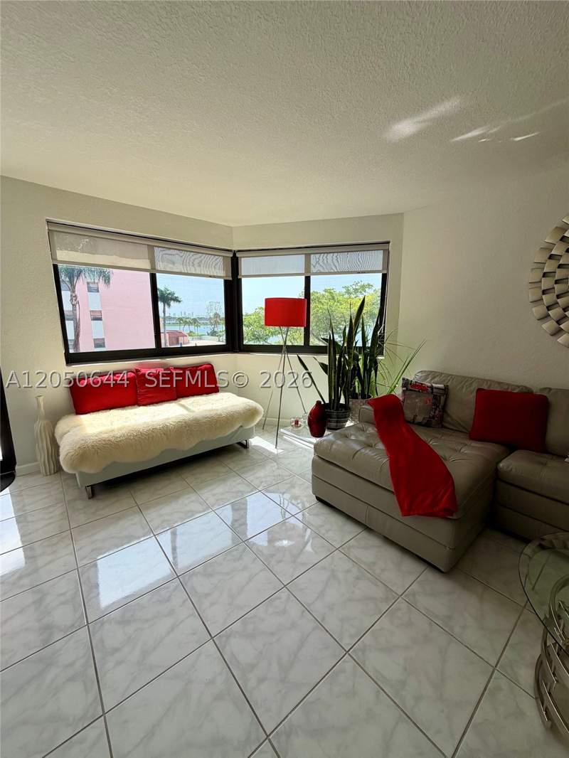 2 bedroom Condominium at 20850 San Simeon Way 302-5, Lakeview Of The Calf Club, Miami — photo 2