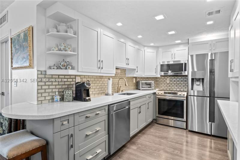 1 bedroom Condominium at 300 Bayview Dr 903, Arlen House Condo, Sunny Isles Beach — photo 4
